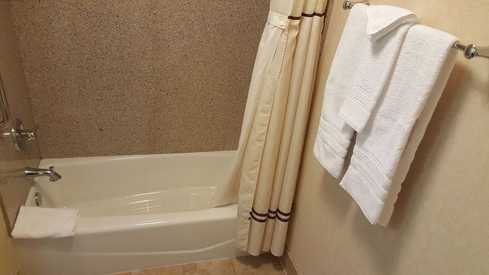 Best Western San Dimas Hotel & Suites Suite, 1 King Bed, Non Smoking, Refrigerator & Microwave (with Sofabed) 4