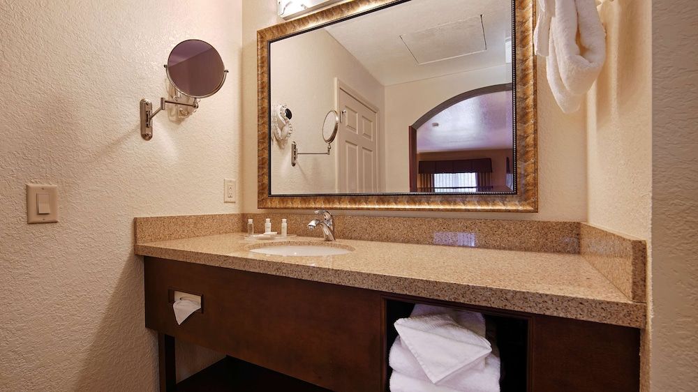 Best Western San Dimas Hotel & Suites Suite, 1 King Bed, Non Smoking, Refrigerator & Microwave (with Sofabed) 3