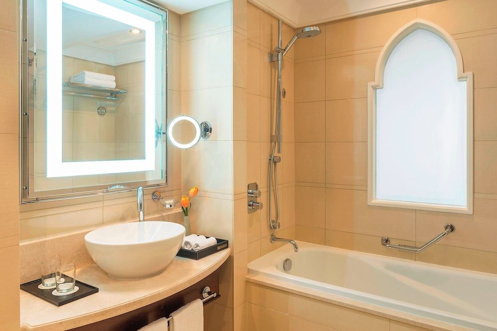 Sheraton Oman Hotel Deluxe Room, 1 King Bed 8