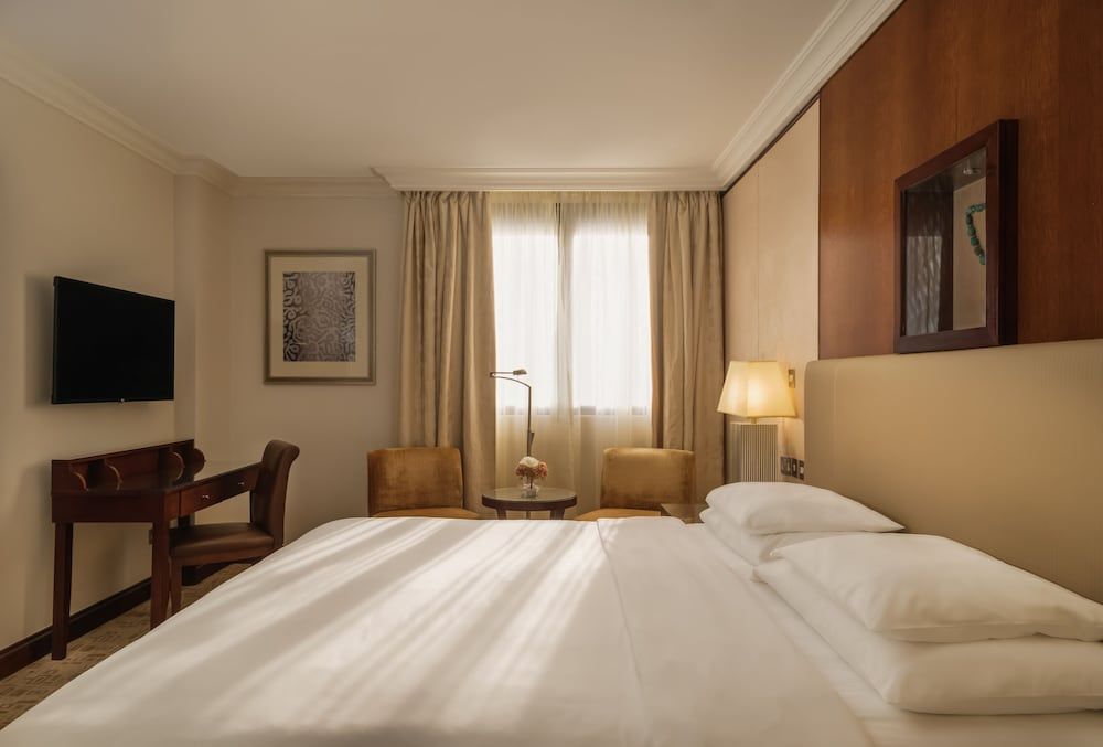 Sheraton Oman Hotel Room, 1 King Bed, Non Smoking 2