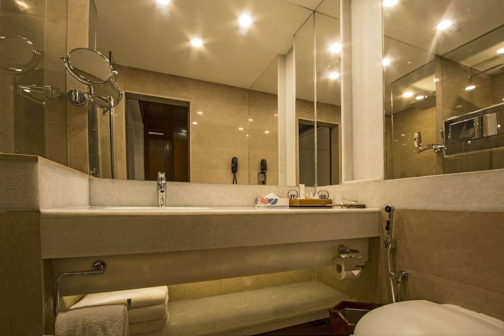 Faisalabad Serena Hotel Executive King 4