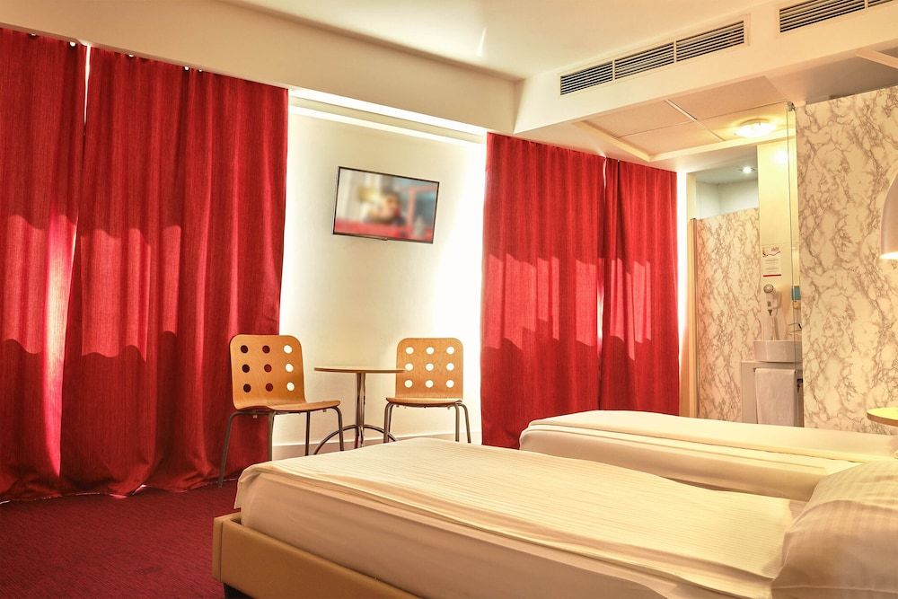 Hello Hotels Bucharest Standard Twin Room 3