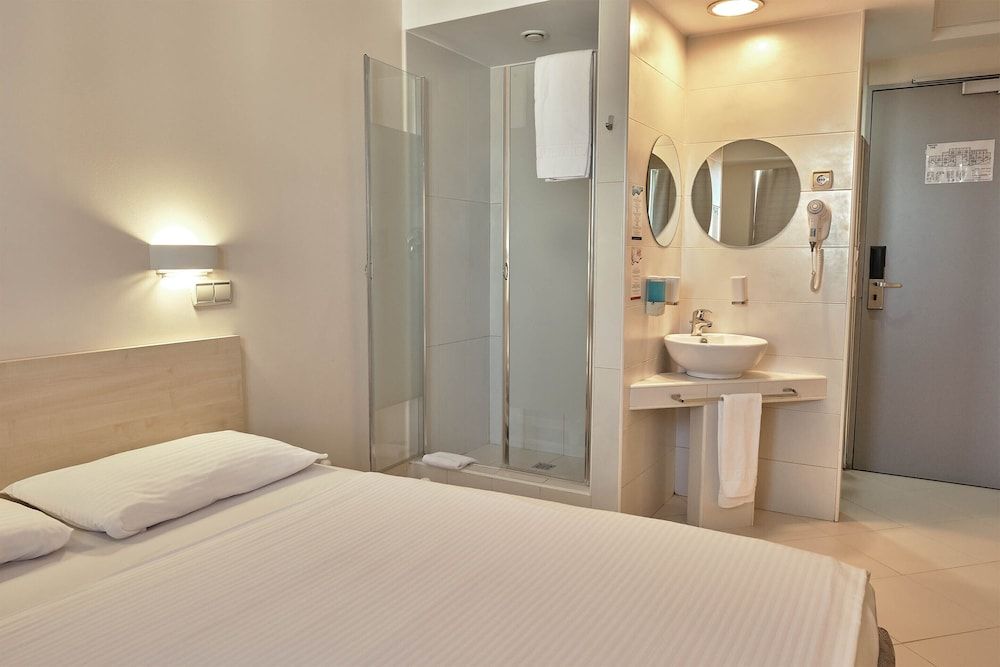 Hello Hotels Bucharest Standard Double Room 2