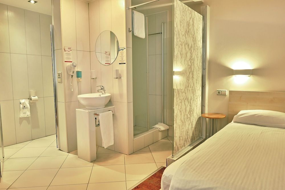 Hello Hotels Bucharest Standard Twin Room 6