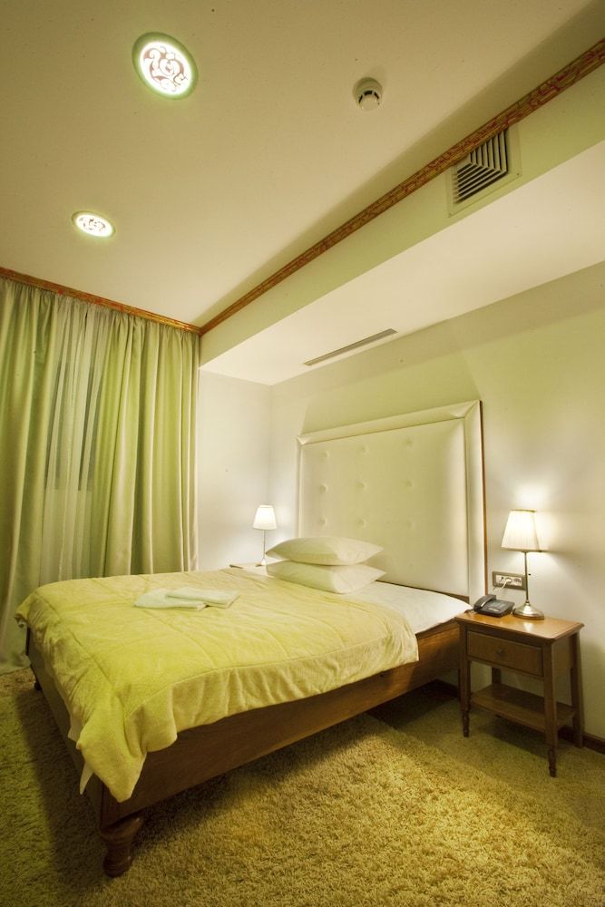 DBH Bucharest Standard Double Room, 1 Queen Bed 2