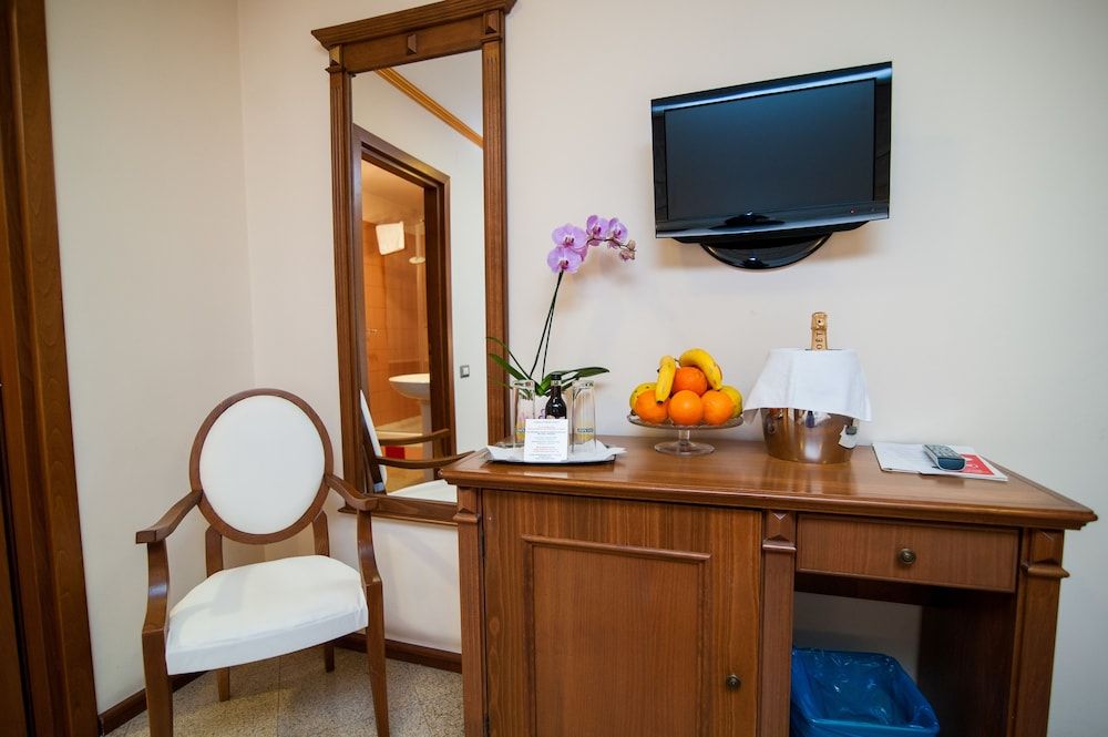 DBH Bucharest Standard Twin Room, 2 Twin Beds 5