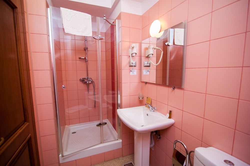 DBH Bucharest Standard Twin Room, 2 Twin Beds 3