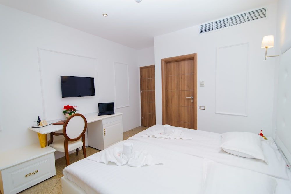 DBH Bucharest Superior Double Room, 1 Queen Bed 5