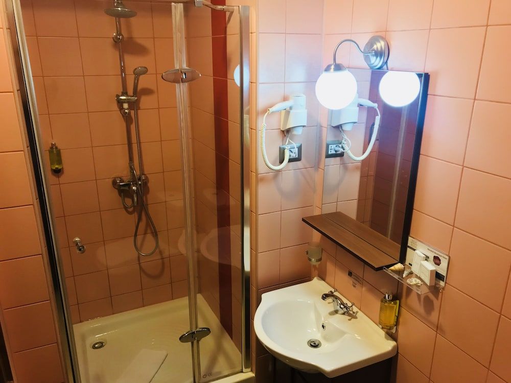 DBH Bucharest Standard Twin Room, 2 Twin Beds 6