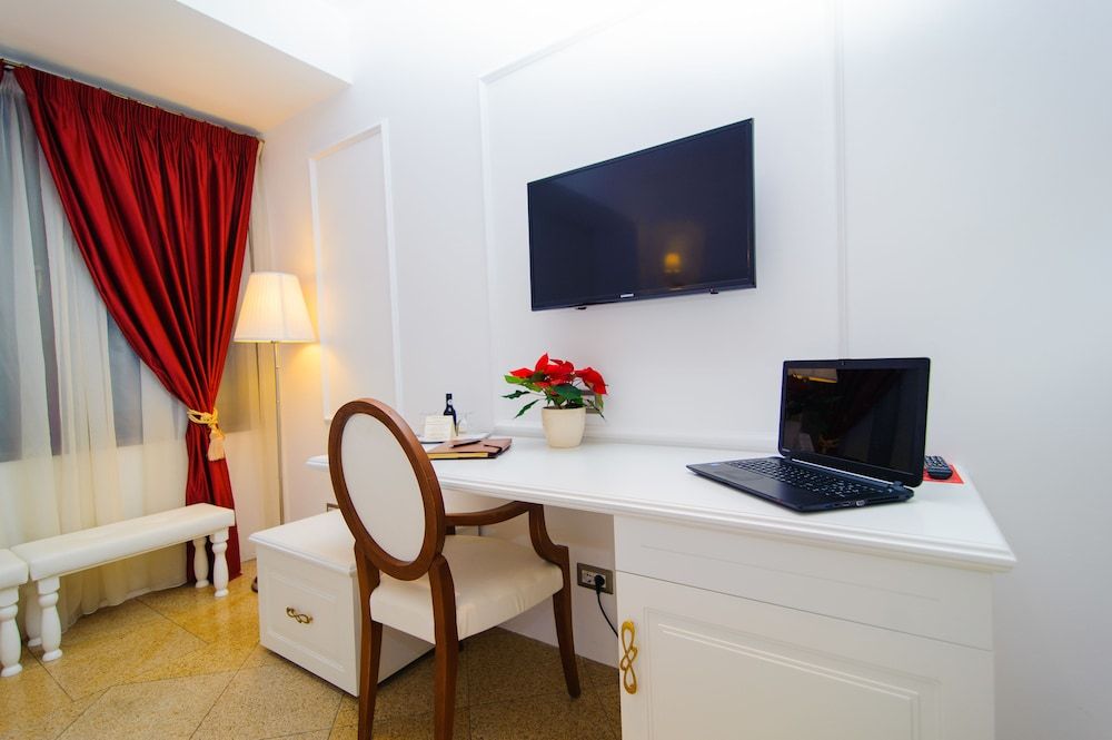 DBH Bucharest Superior Double Room, 1 Queen Bed 8