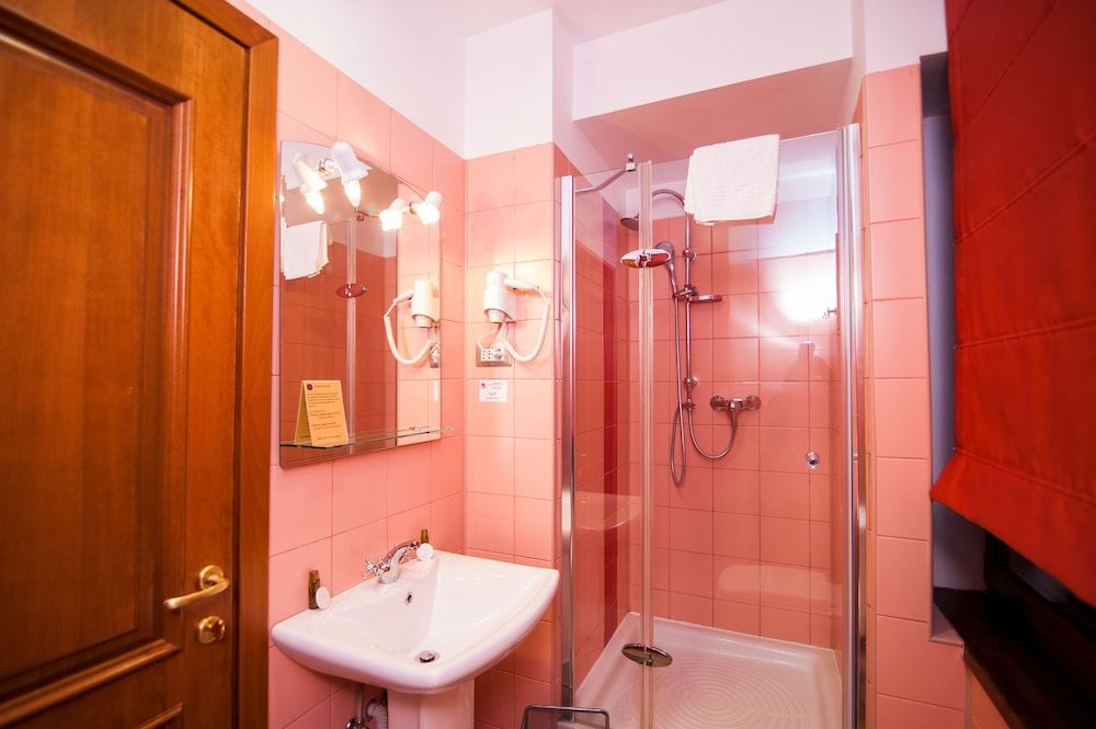 DBH Bucharest Standard Twin Room, 2 Twin Beds 7