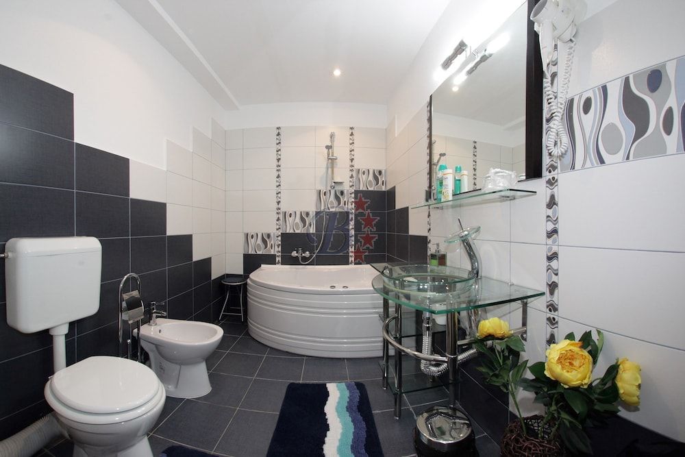Luxury Suite, Bathtub