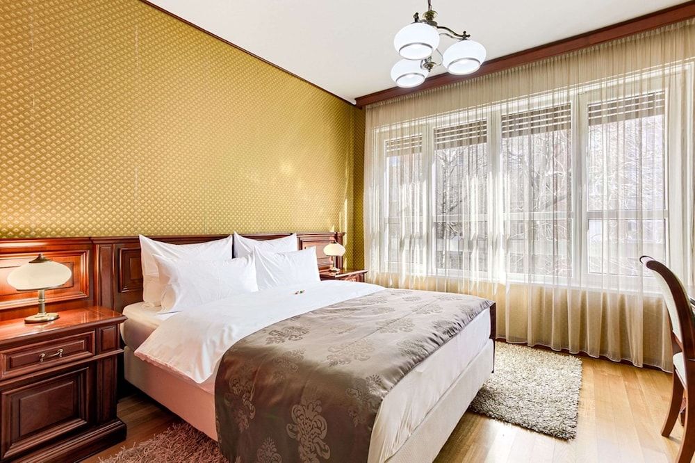 Suite, 1 Queen Bed, Non Smoking, Bathtub