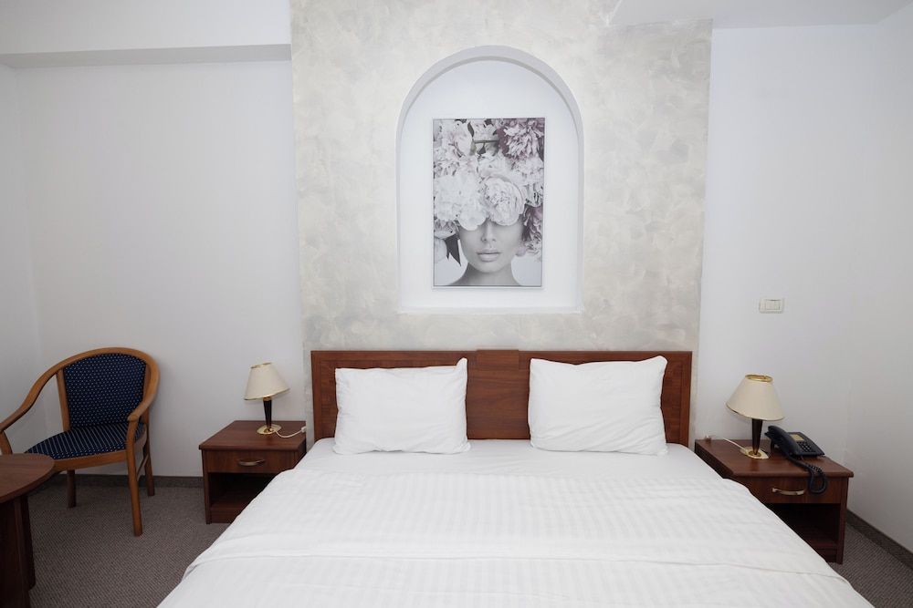 Hotel Excelsior Deluxe Triple Room, City View 12