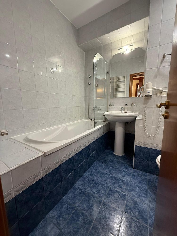 Hotel Excelsior Deluxe Triple Room, City View 13