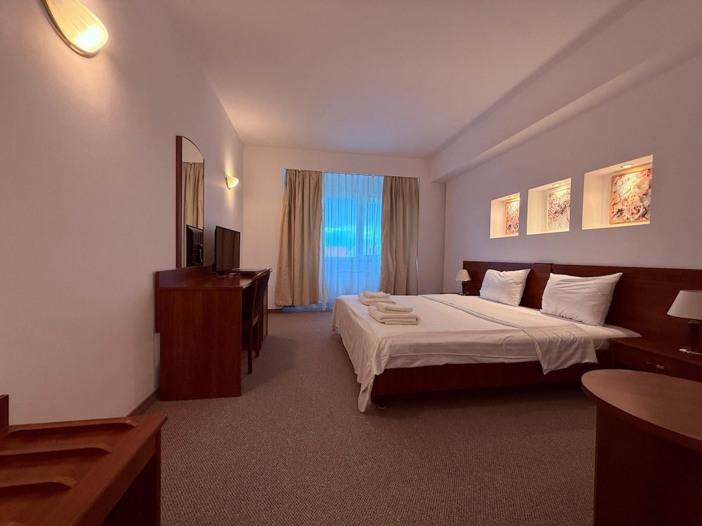 Hotel Excelsior Deluxe Triple Room, City View 10