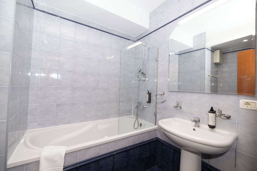 Hotel Excelsior Deluxe Triple Room, City View 14