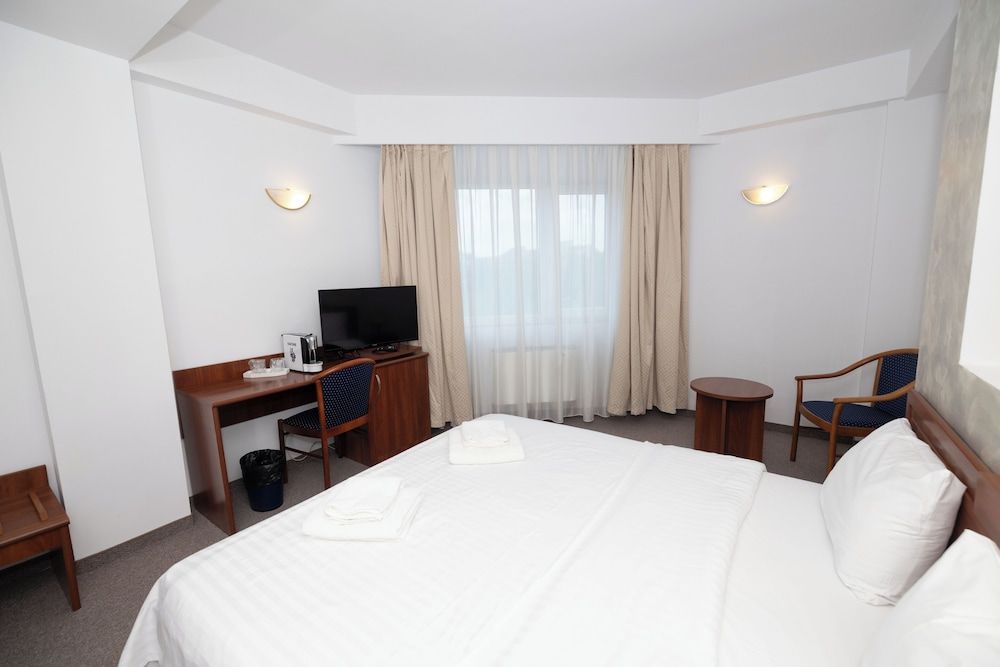 Hotel Excelsior Deluxe Triple Room, City View 4