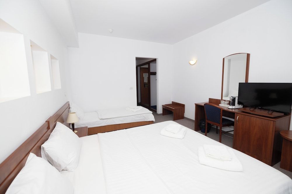 Hotel Excelsior Deluxe Triple Room, City View 9