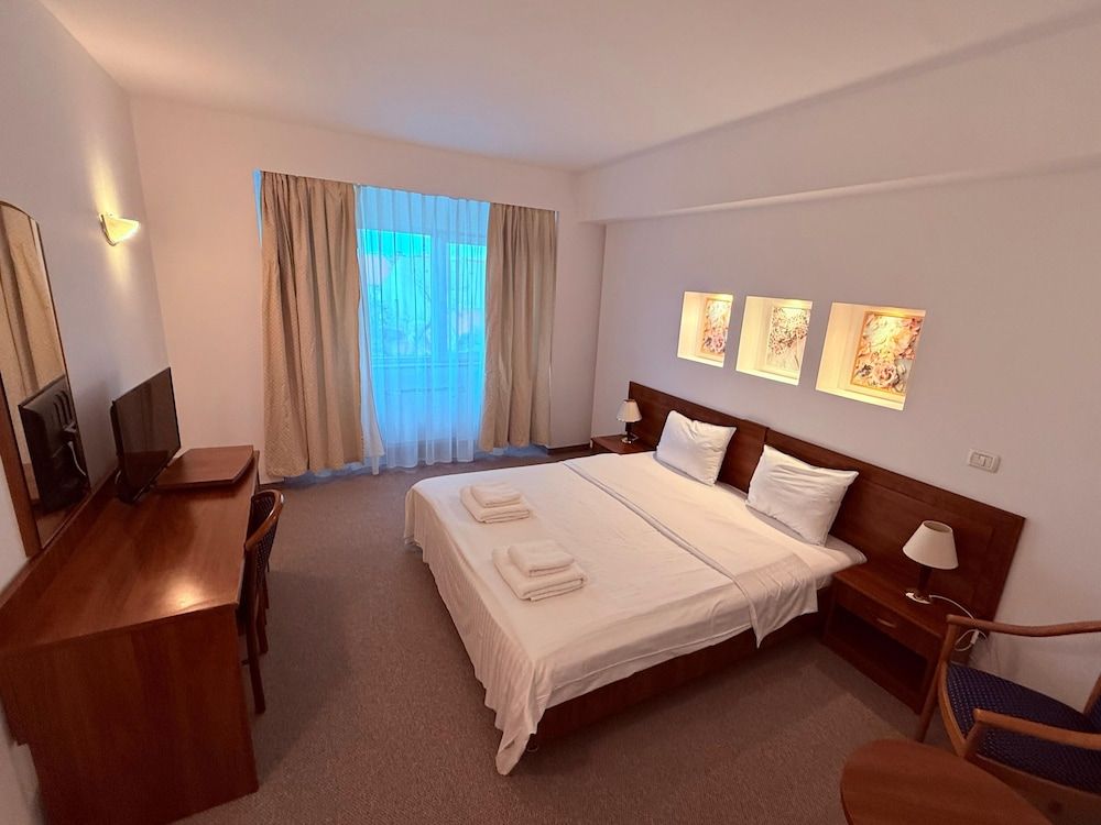 Hotel Excelsior Deluxe Triple Room, City View 8