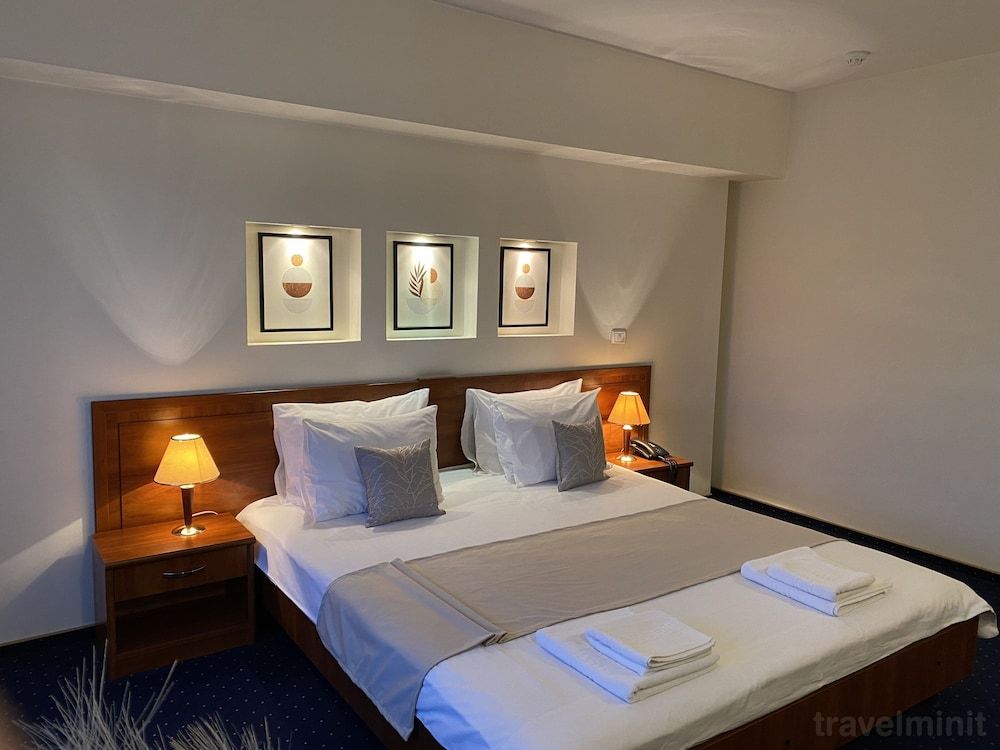 Hotel Excelsior Deluxe Triple Room, City View 6