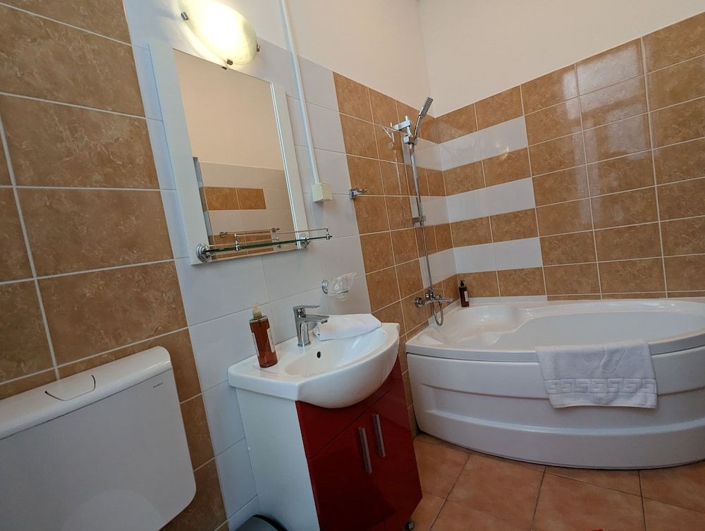 Main Square Apartments & More Family Suite 6