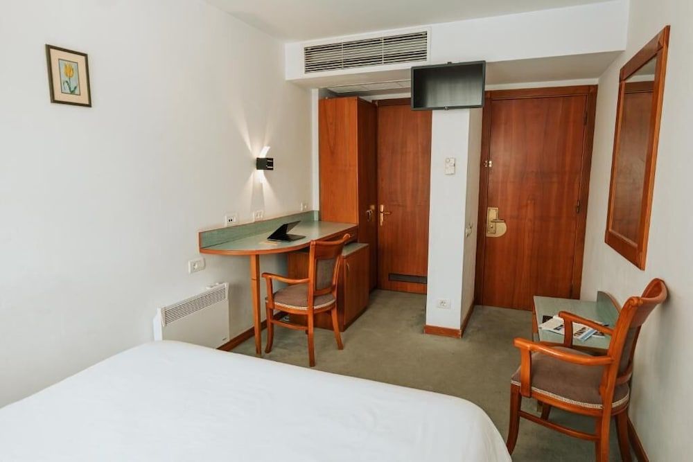 Hotel Duke Romana Classic Double Room 9