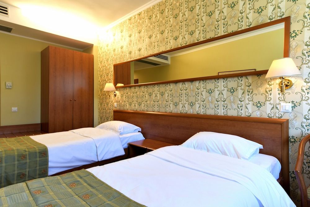 Hotel Brasov Twin Room 3