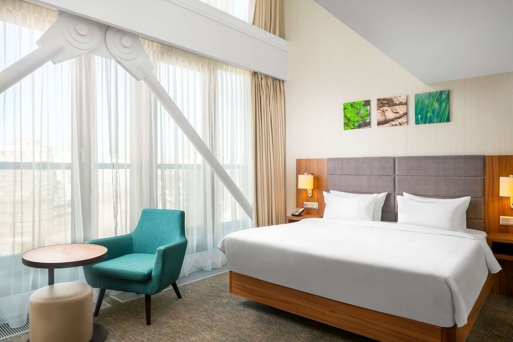 Deluxe Room, 1 King Bed, City View