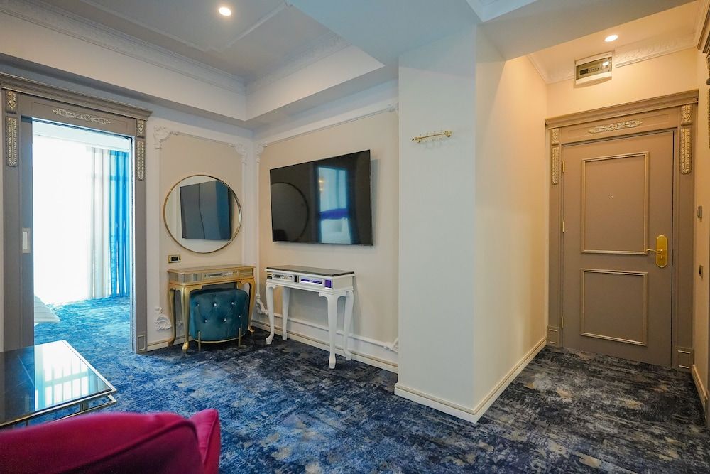 W Regal Boutique&Spa Suite 14