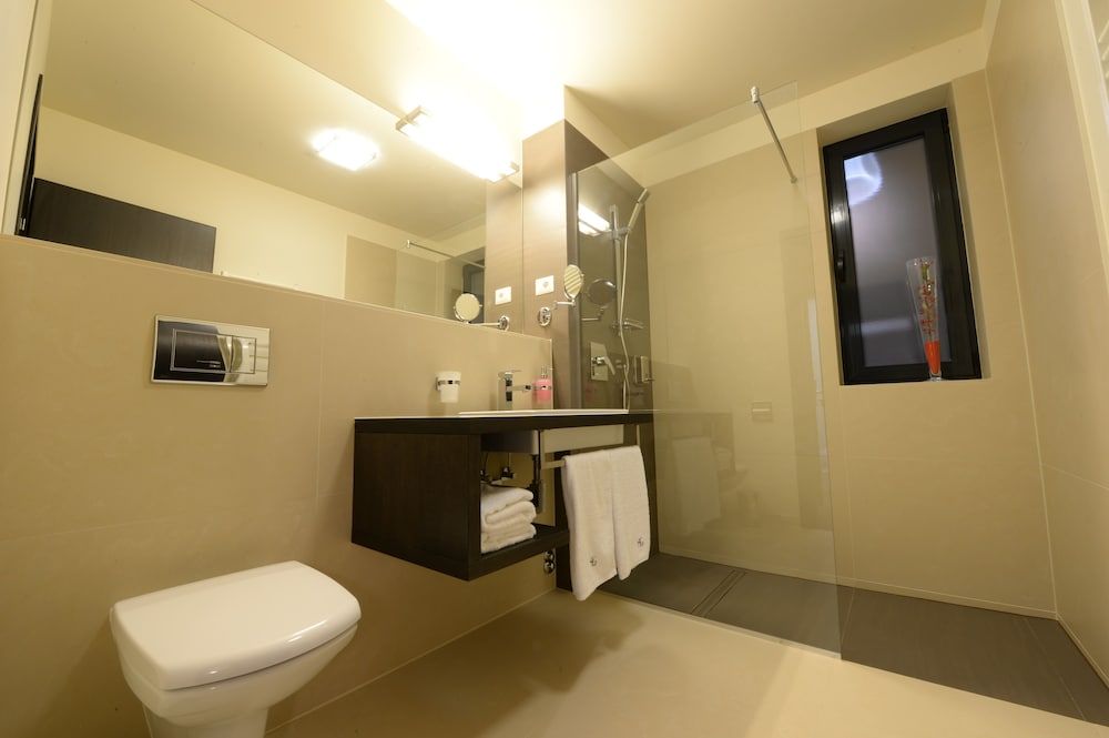 Hotel Galaxy Double Room (10% discount in lobby bar) 4