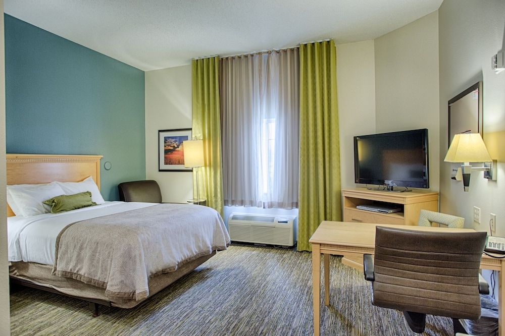 Studio Suite, 1 Queen Bed, Roll-in Shower (Roll-In Shower)