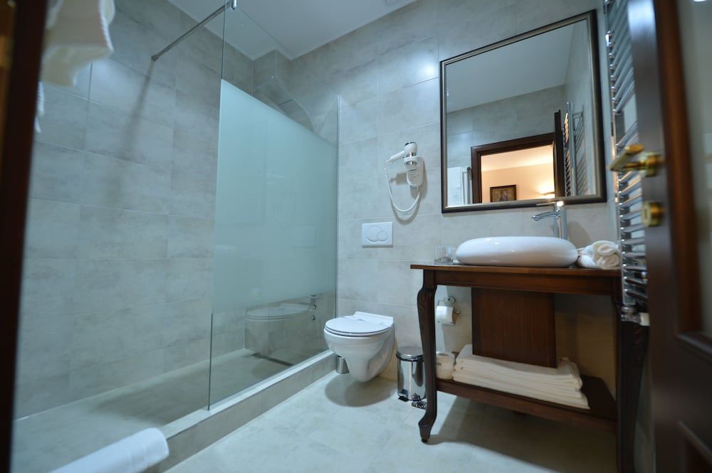 Noblesse Boutique Hotel Deluxe Double Room 9