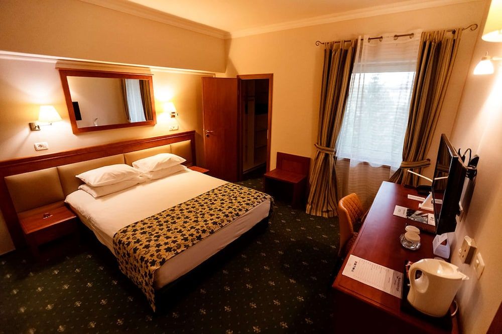 Best Western Plus Lido Hotel Family Suite, 1 King Bed, Non Smoking, Bathtub (with Sofabed) 2