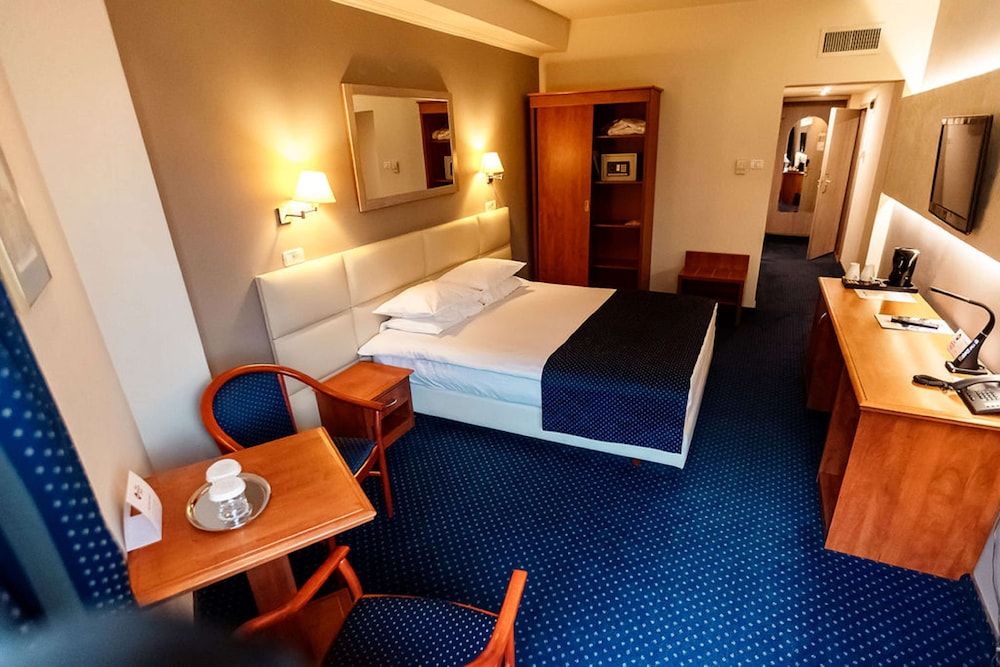 Best Western Plus Lido Hotel Standard Room, 1 King Bed, Non Smoking (Shower Only) 5