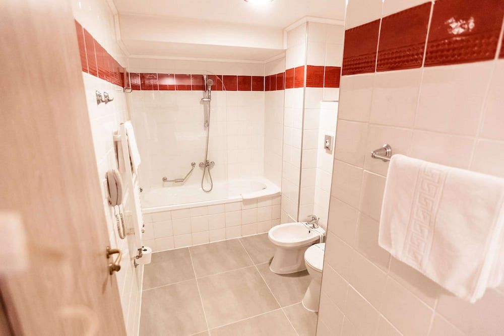 Best Western Plus Lido Hotel Standard Room, 1 King Bed, Non Smoking (Shower Only) 9