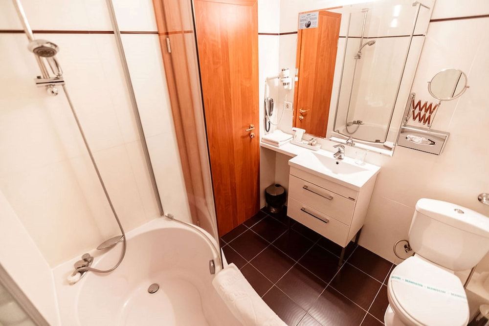 Best Western Plus Lido Hotel Family Suite, 1 King Bed, Non Smoking, Bathtub (with Sofabed) 4