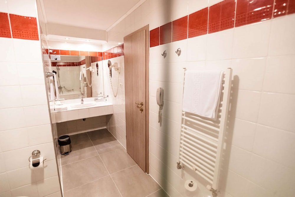 Best Western Plus Lido Hotel Standard Room, 1 King Bed, Non Smoking (Shower Only) 10