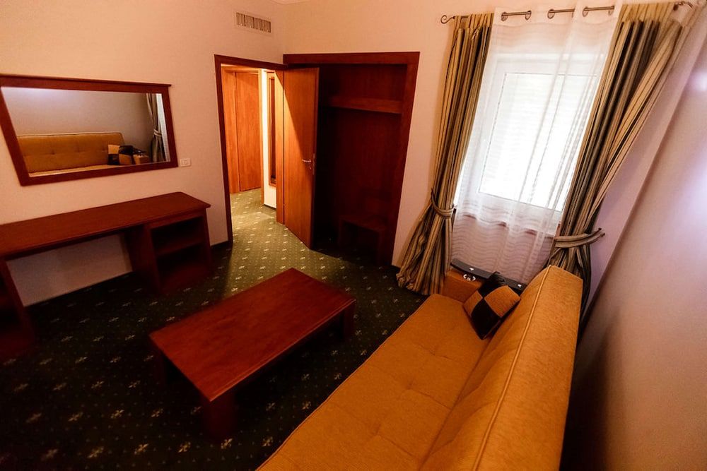 Best Western Plus Lido Hotel Family Suite, 1 King Bed, Non Smoking, Bathtub (with Sofabed) 8