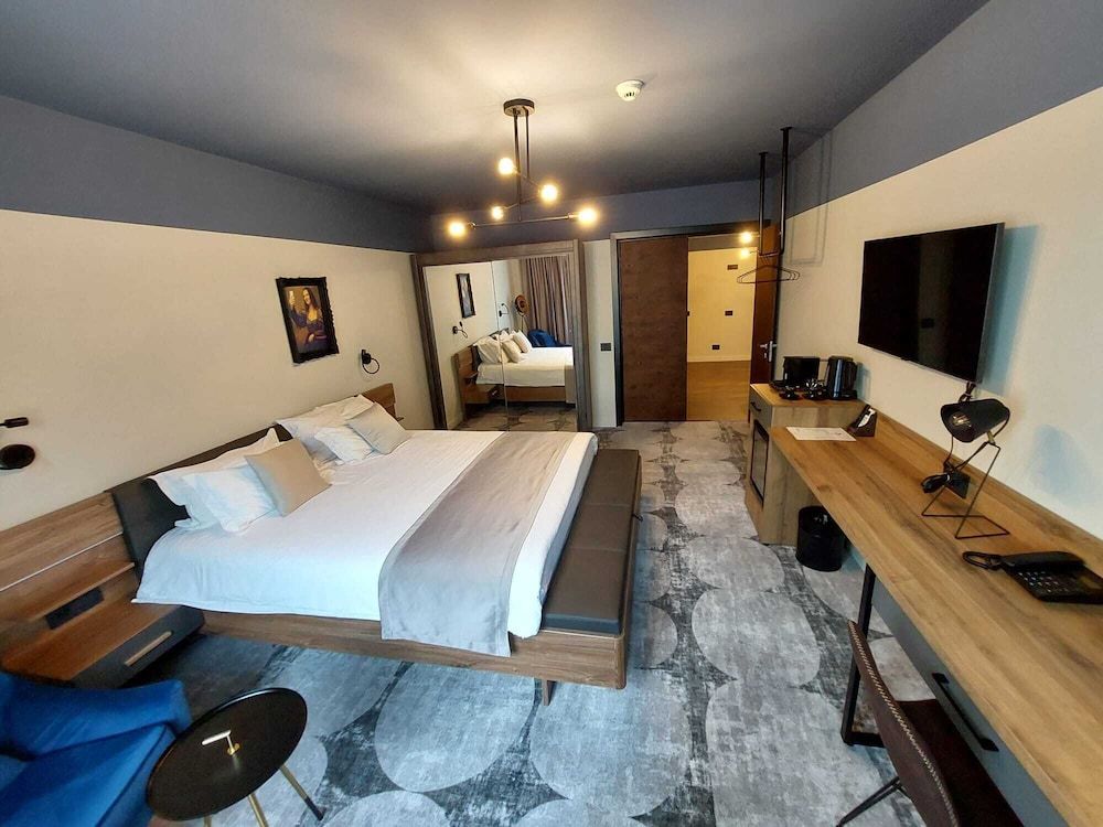 undefined Bucharest Comfort Suites 2