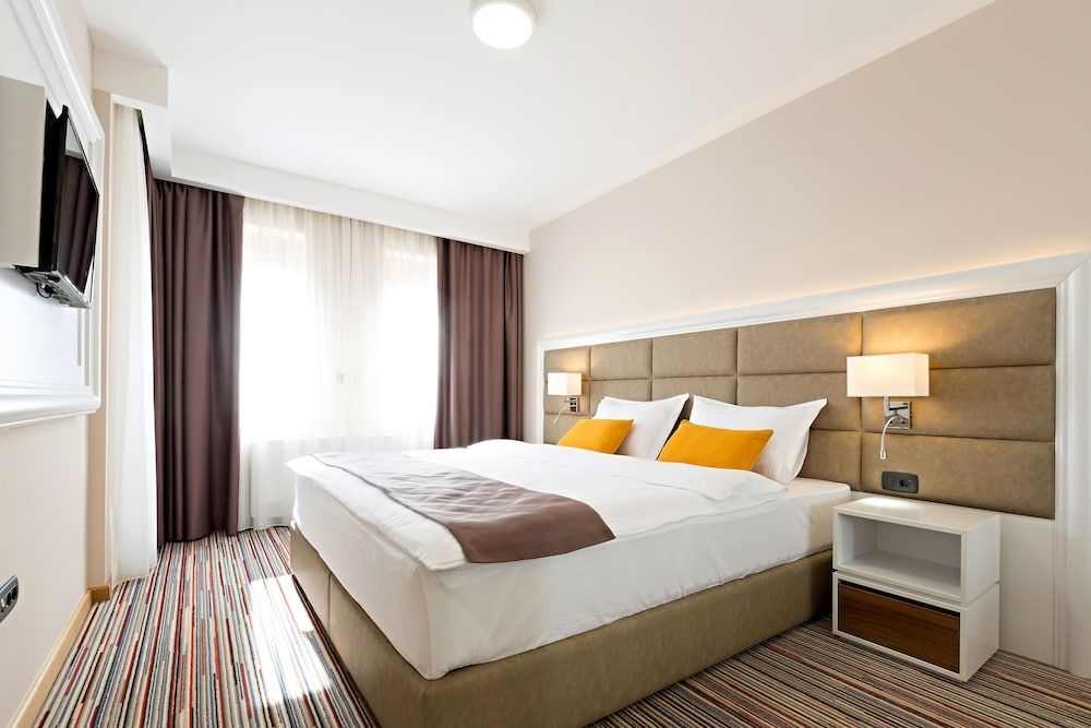 Signature Suite, 1 King Bed with Sofa bed, Non Smoking, Balcony