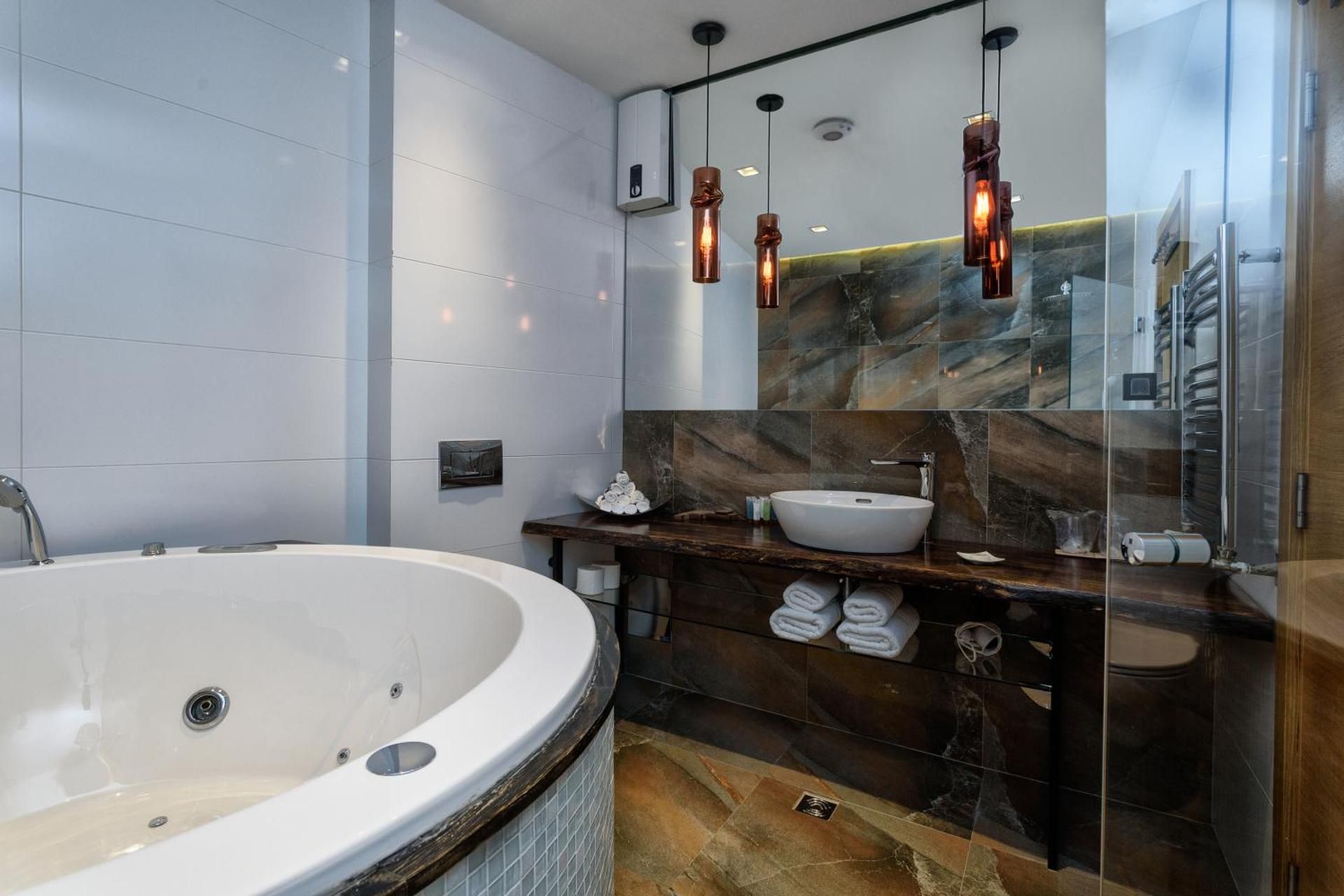 Luxury One-Bedroom Apartment with Hot Tub and Terrace