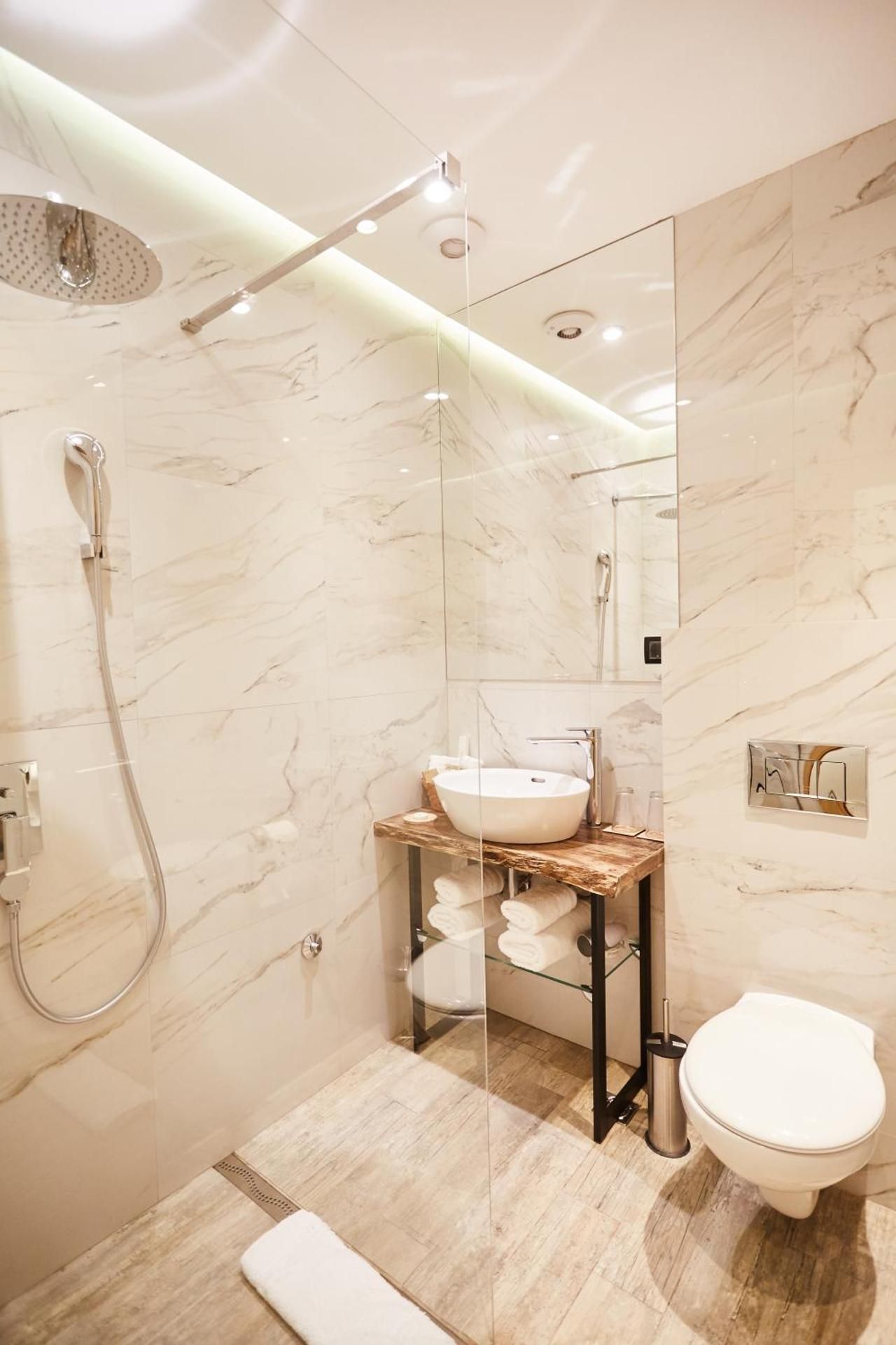 One Luxury Suites One-Bedroom Apartment with Hydro-massage Bathtub