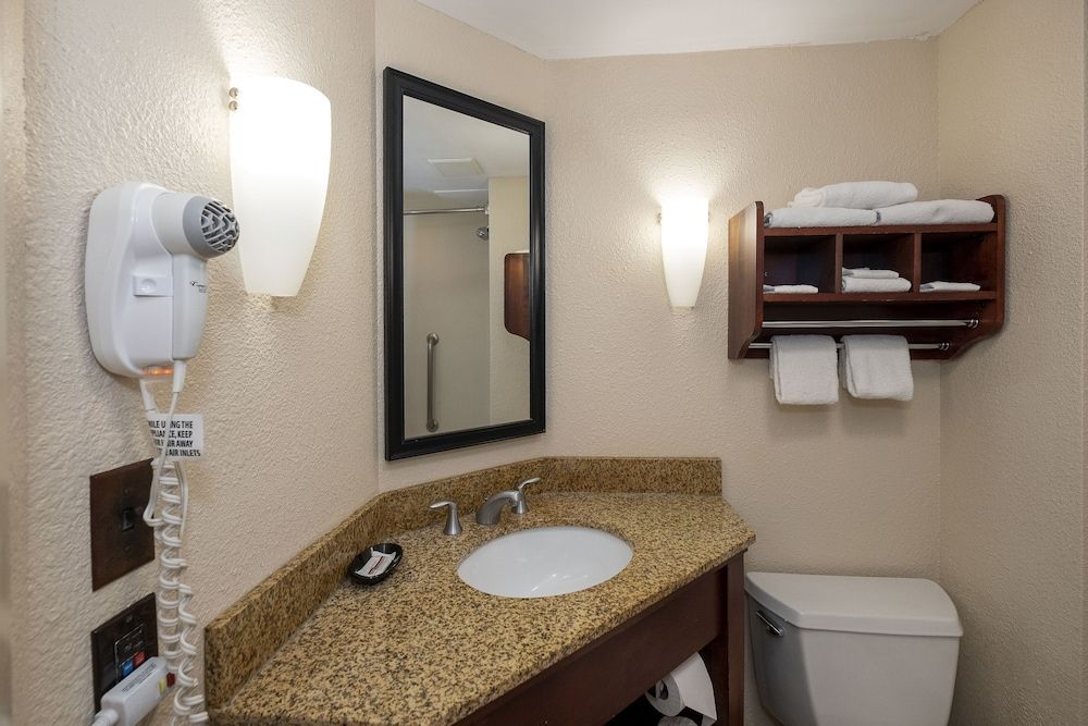 Red Roof Inn Meriden Superior Room, 1 King Bed (Smoke Free) 9