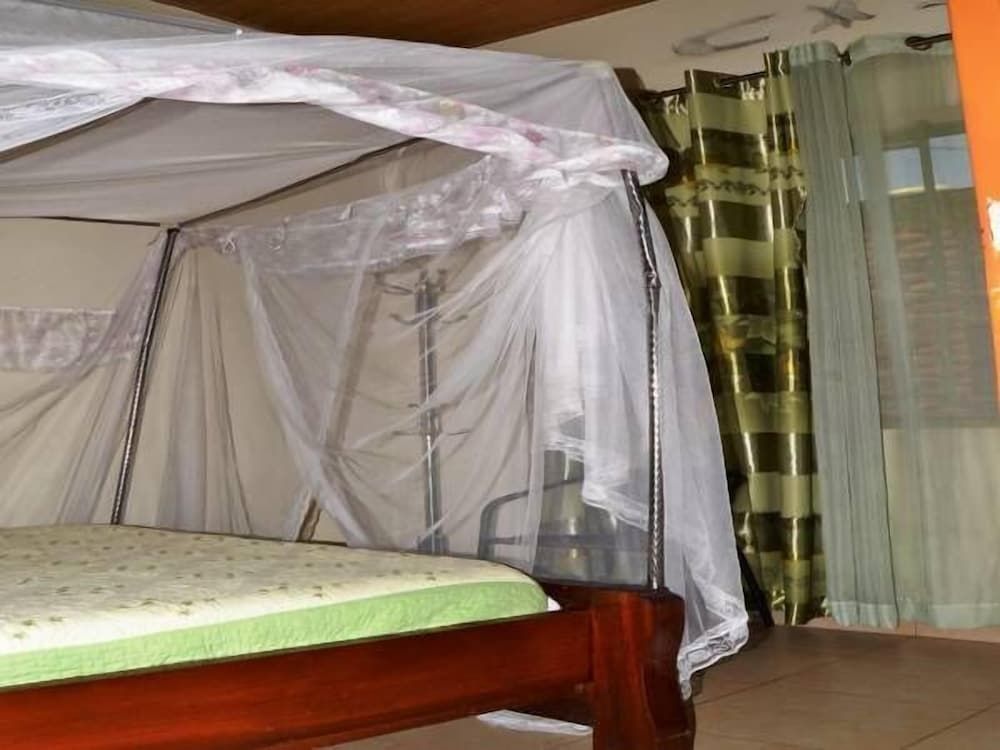 La Difference Guest House Standard Single Room, Garden View 4