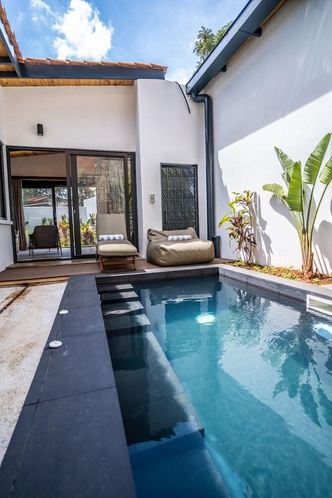 undefined The Retreat 10