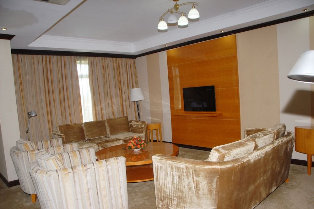 Gorillas City Centre Hotel Twin Room, City View 4