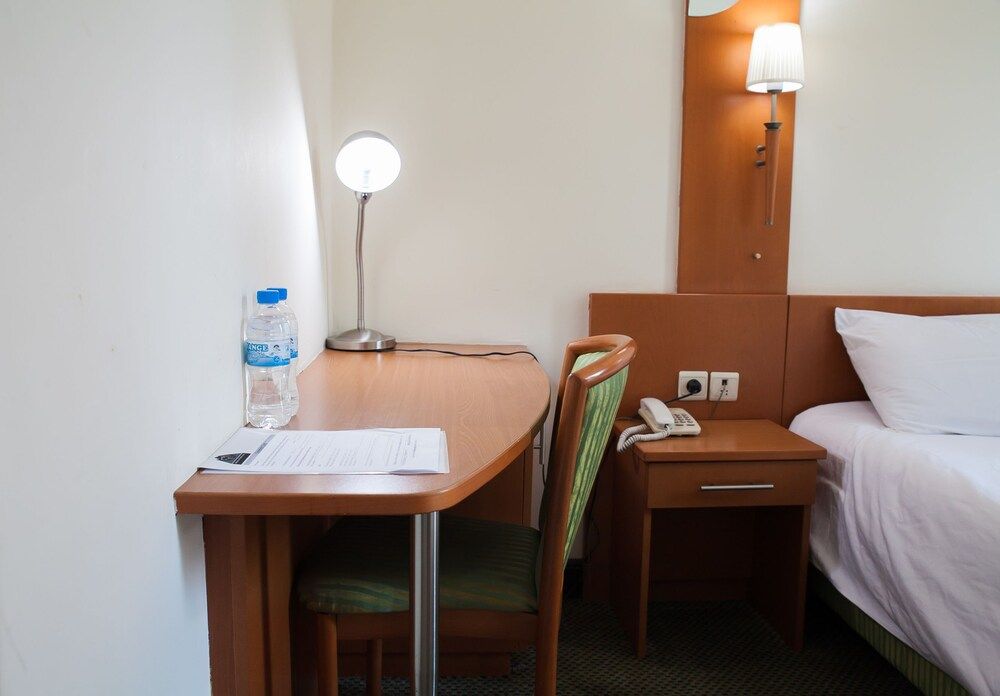 Gorillas City Centre Hotel Twin Room, City View 5