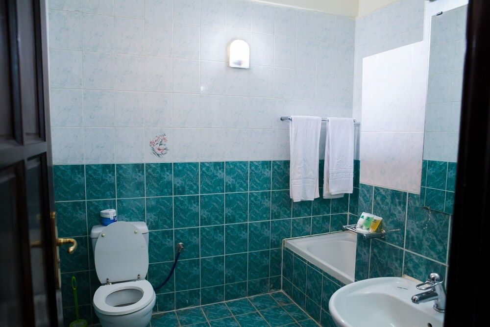 Gorillas City Centre Hotel Twin Room, City View 8