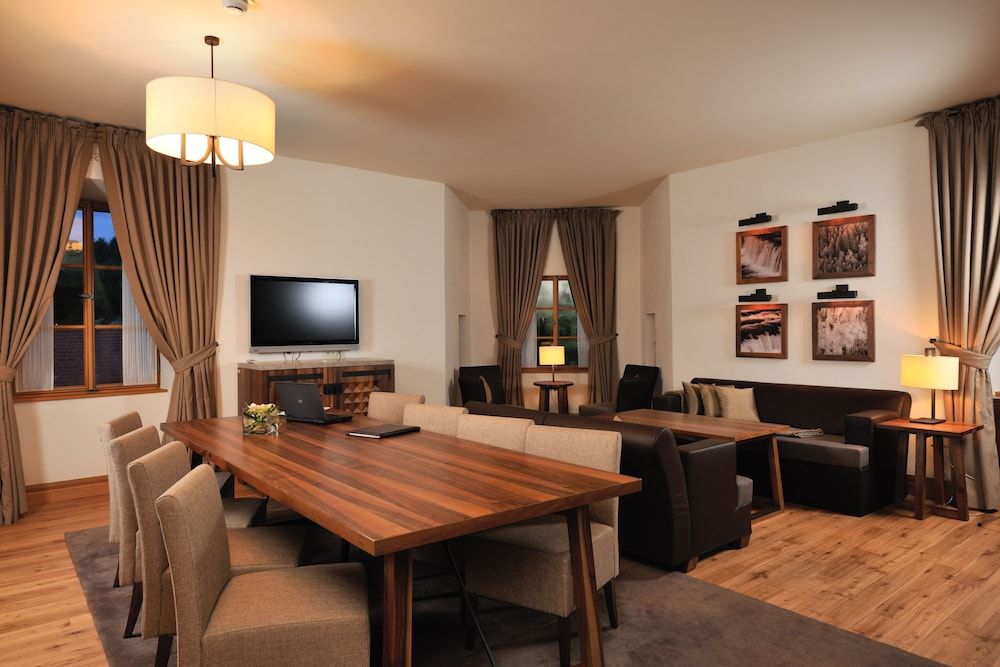 Hotel Grad Otocec Relais & Châteaux Royal Suite, Park View 9